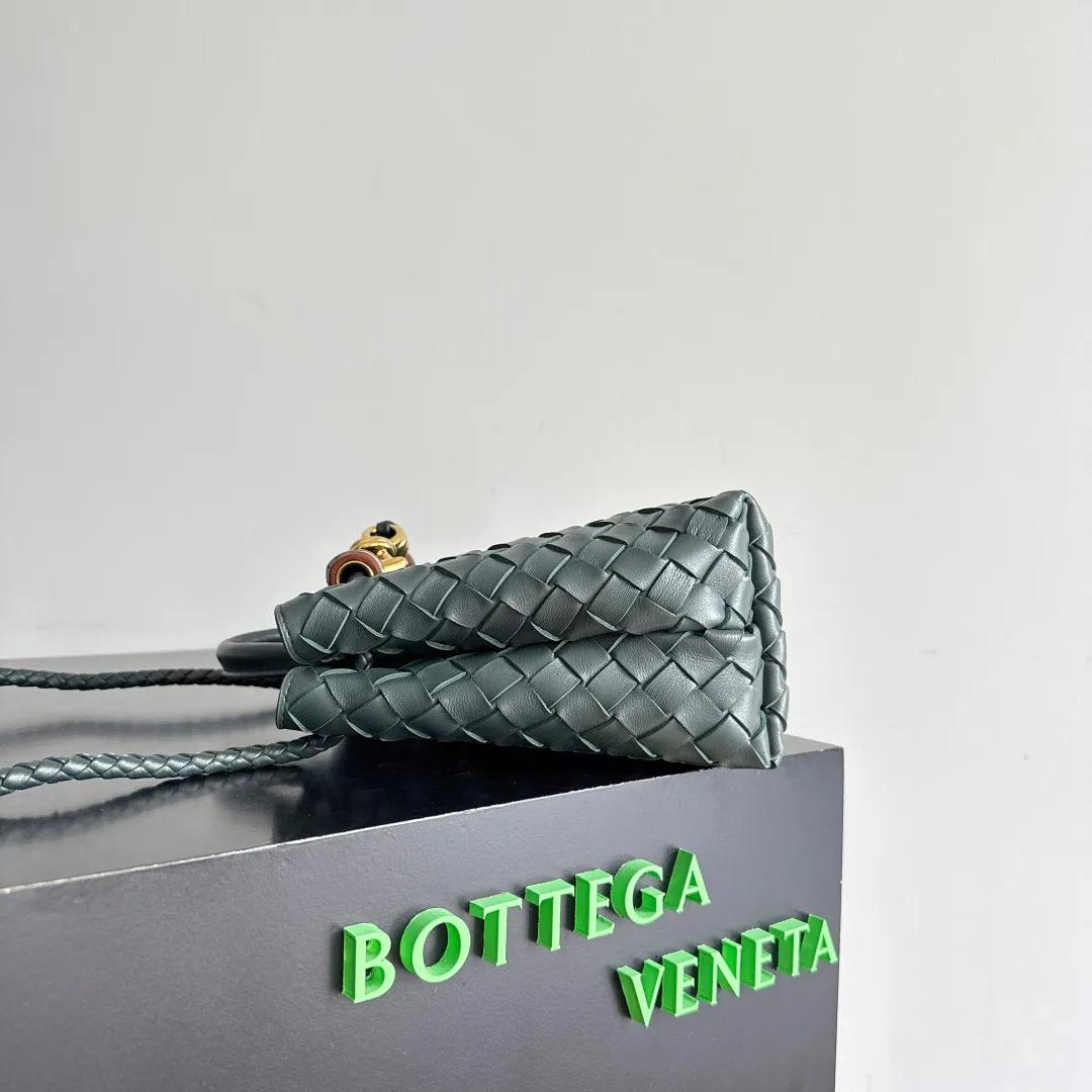 The new Andiamo batch of 3060 BV is shipped‼ ️The classic intercciato weaving process is used to create a soft bag, the metal knot is made of micro-cast aluminum using jewelry technology🪢, and the decorative beads are made of metal and hand-polished oak, allowing you to jump repeatedly between elegance and fun💃, making it unpredictable. Classic and versatile, it shows off your temperament, and the bag has a large capacity, making it very convenient for daily commuting! It has a variety of carrying methods, the shoulder straps can be adjusted by yourself, the original lambskin feels soft and delicate, and the unisex style breaks gender boundaries and brings a more practical and long-lasting use experience. The Andiamo, which has both elegant and casual styles, perfectly interprets the "fashionable old money style". Style number: 743568+wood hardware Color: dark green Size: 25*22*10.5cm